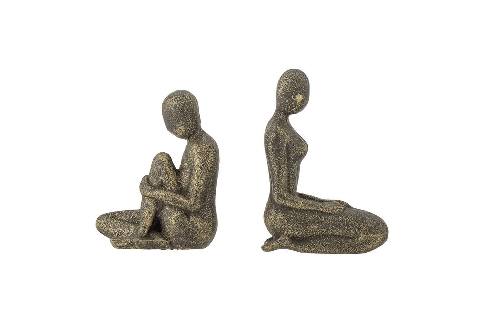 Les figurines sont en fonte et représentent chacune une femme, assise ou agenouillée