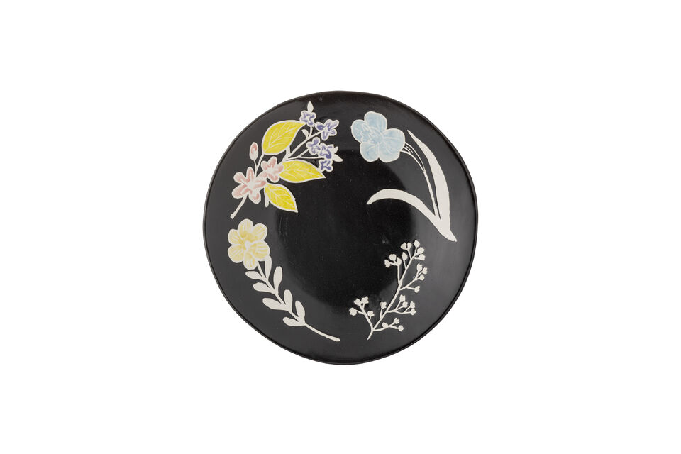 Het Amberly serveerbord van Bloomingville is gemaakt van steengoed en versierd met een bloemmotief