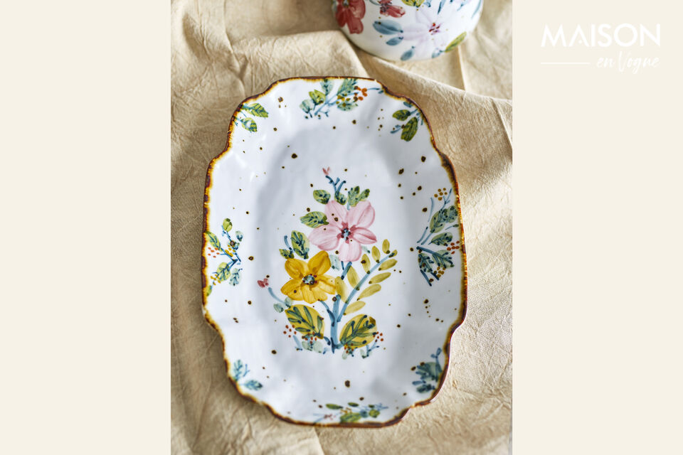Die Savina Servierplatte von Creative Collection ist mit einem feinen Blumenmuster in sanften