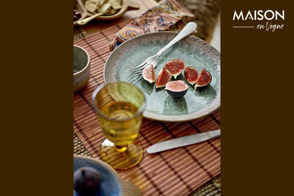 Les couleurs rouges et chaudes du tissu seront du plus bel effet sur n\'importe quelle table