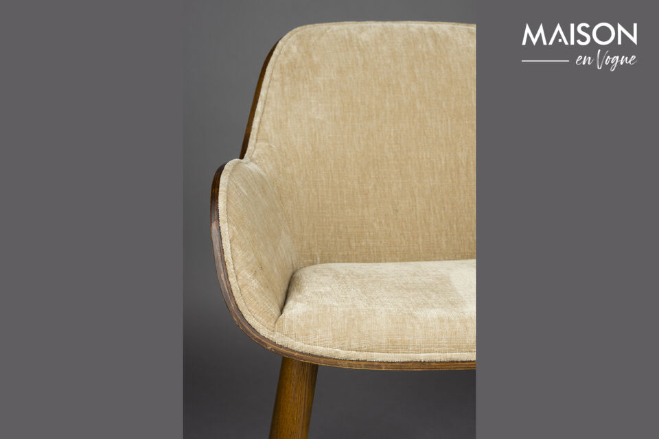 Verfügt über eine Sitzfläche aus gebogenem Holz mit Walnuss-Finish