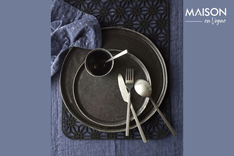 Pomax présente un assortiment de couverts au design élégant avec des motifs martelés sur les