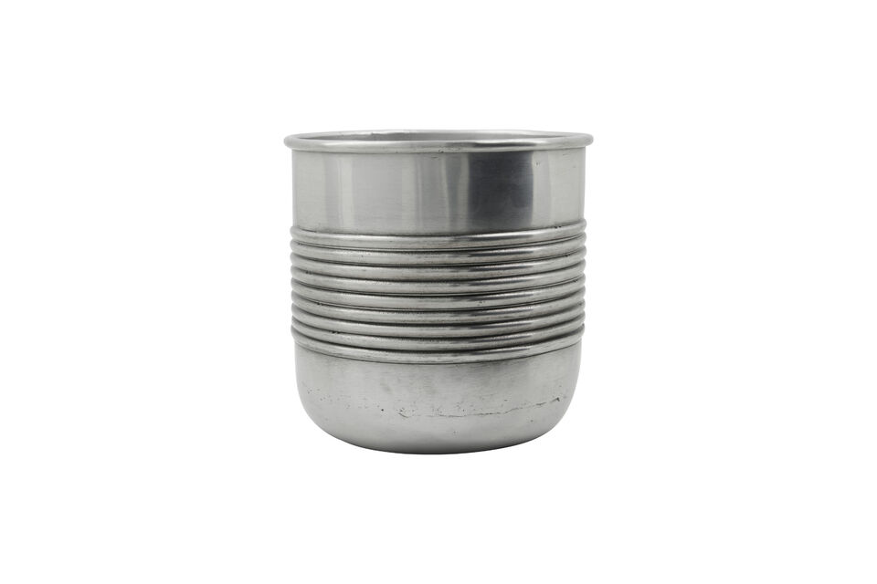 The round shape and distinctive grooves at the middle add texture and personality