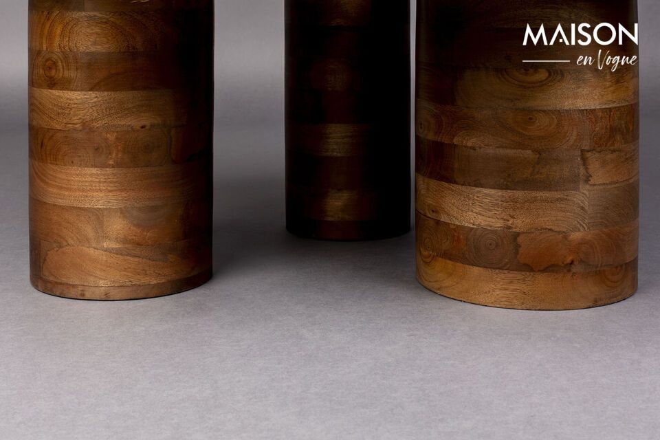 Esto se debe a la combinación única de su sobre de formas orgánicas y su base de madera de mango