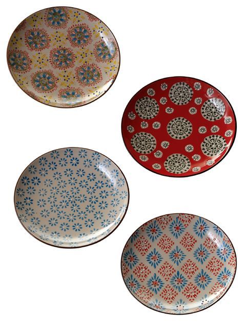 Un ensemble de 4 assiettes plates en céramique Chacune est différente pour amener un peu de