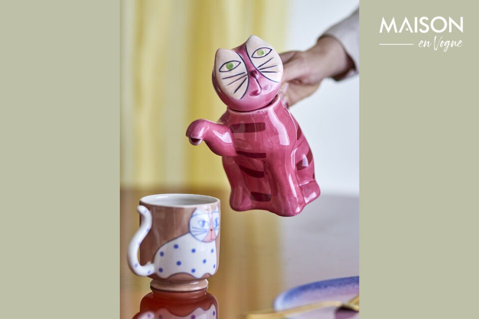 Cada taza está decorada con un original motivo de gato con puntos azules y presenta variaciones