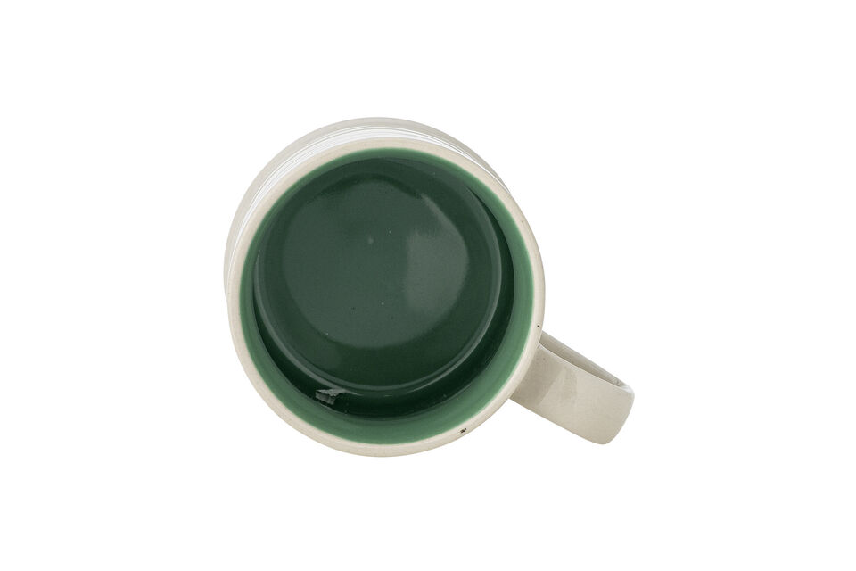 Cada taza tiene un exterior beige claro decorado con motivos rojos y un interior verde