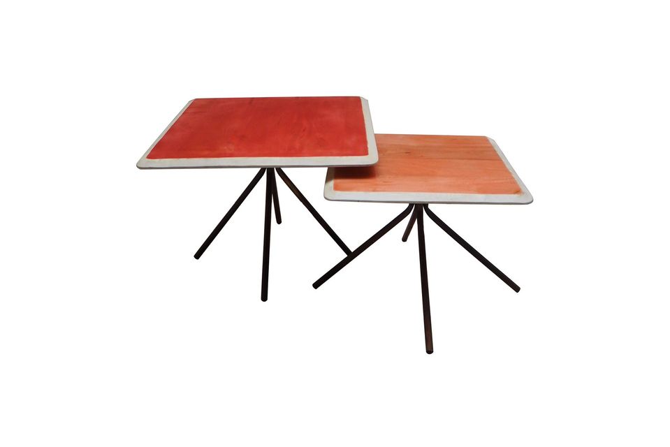 De la couleur avec ses deux tables d\'appoint rectangulaires en bois laqué
