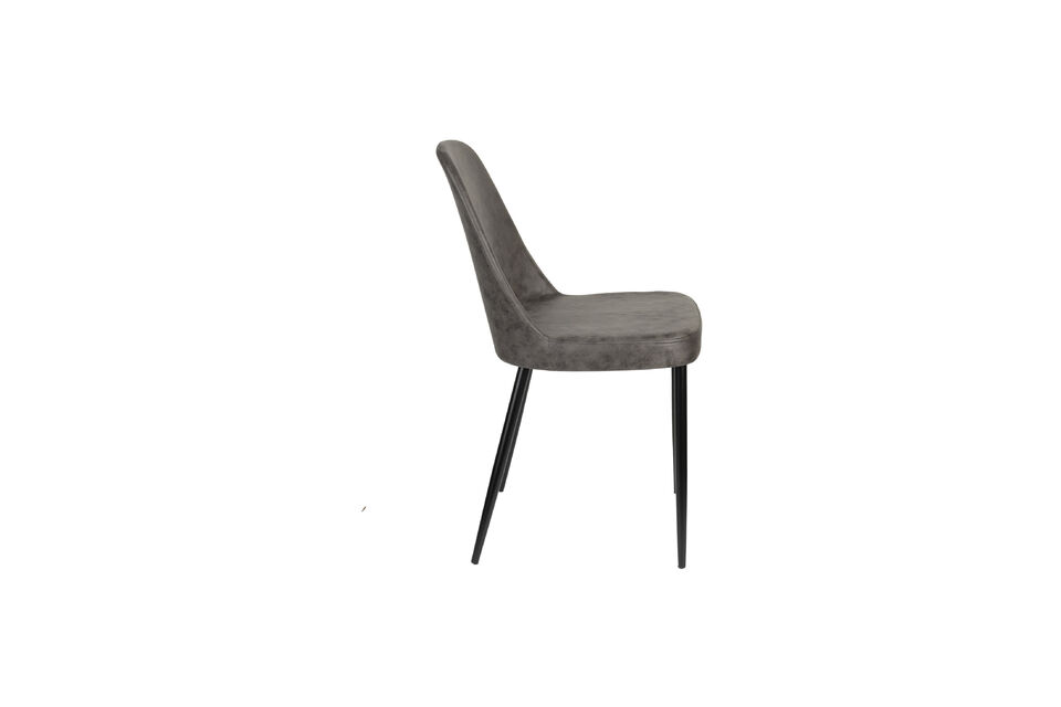 La sedia presenta un rivestimento in pelle PU liscio ed elegante in tonalità rilassanti di marrone