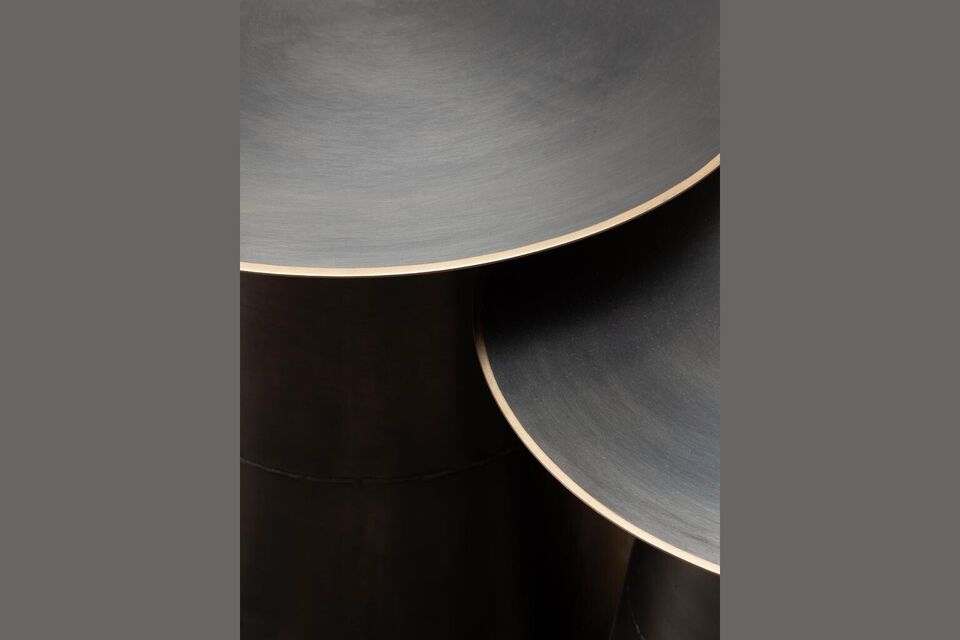 The larger model measures 49 cm in diameter and 48 cm in height