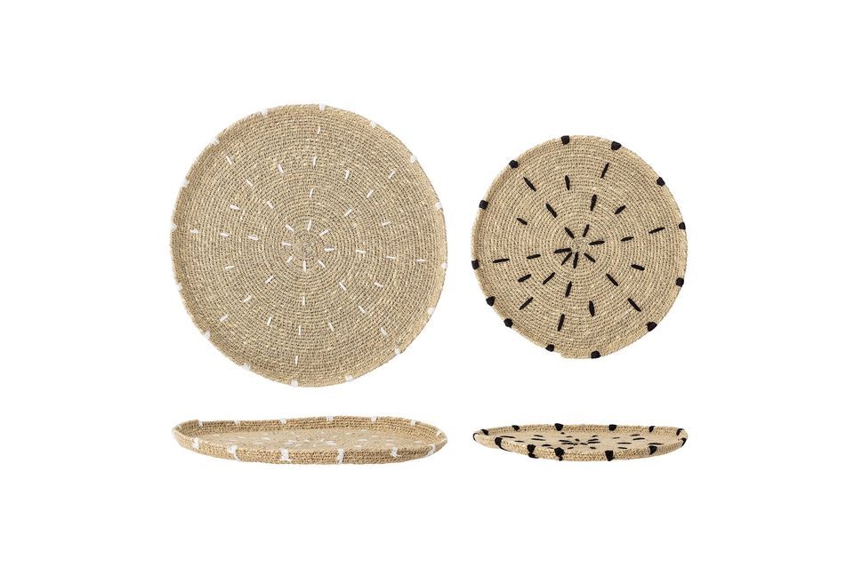 One is staked in white and the other in black, which enhances the straw colour of the plates