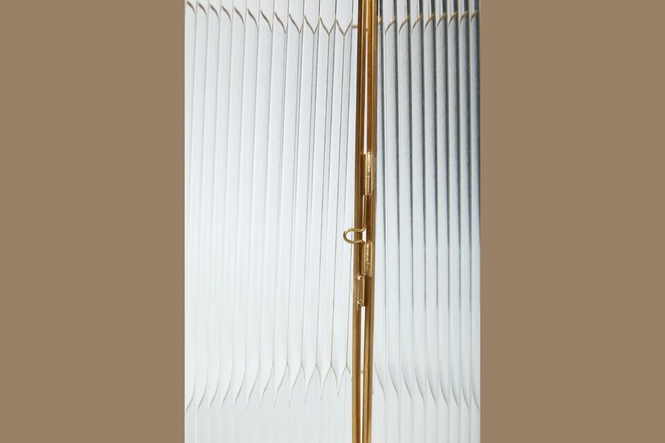With dimensions of 25 cm in length