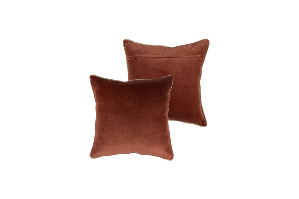 Deze set bestaat uit vier sierkussens waarin de kleuren roze en roestbruin centraal staan