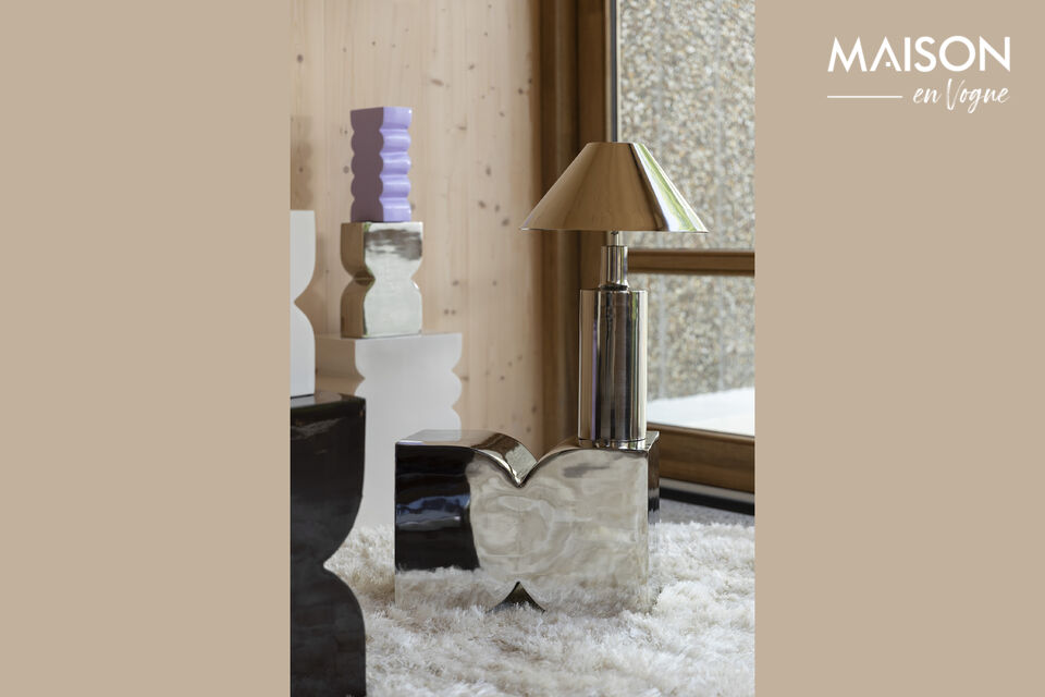 Utilizza lo sgabello Cones come elegante alternativa di seduta e come tavolino versatile