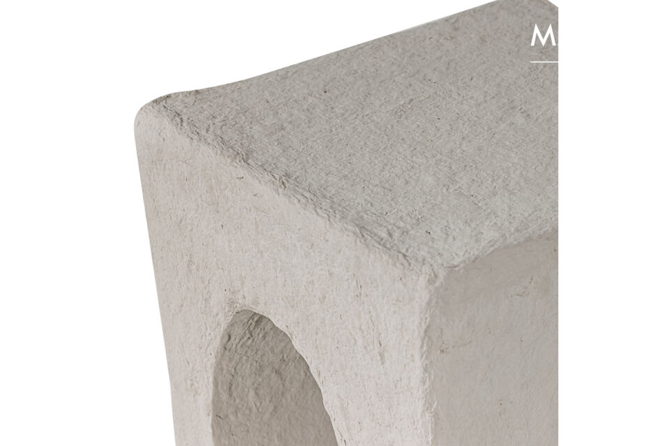 The side table fits perfectly next to your sofa or armchair and offers space for your favorite