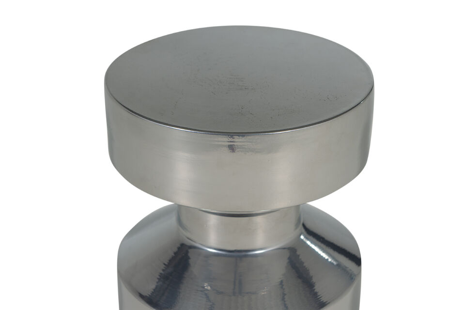 The strong metal ensures that the item can withstand a knock and has a stable stand
