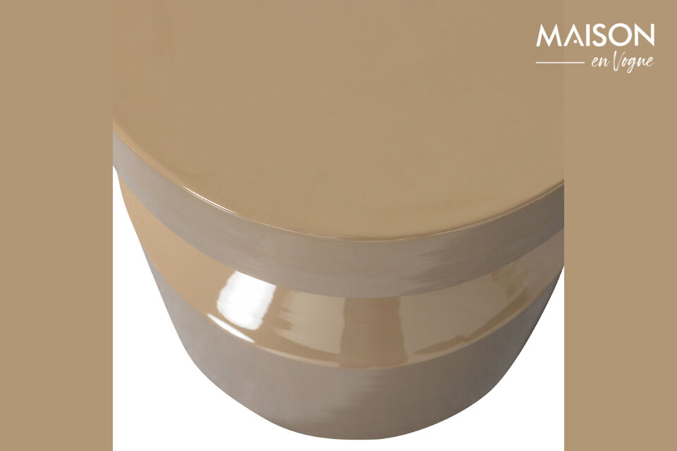 These side tables come in variegated colours with a high-gloss finish