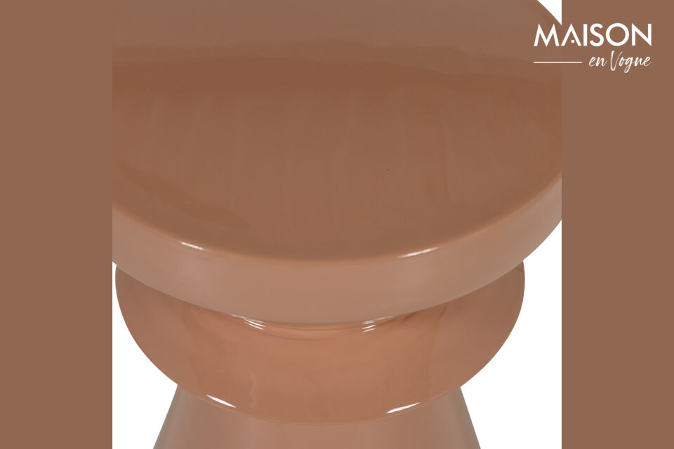 The strong metal ensures that the item can withstand a knock and has a stable stand