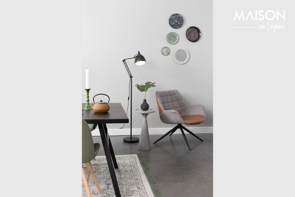 Handy!
This cute little table resembles a pawn