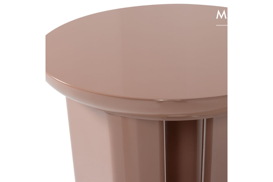 Due to its compact size, you can use this table flexibly next to your sofa or armchair