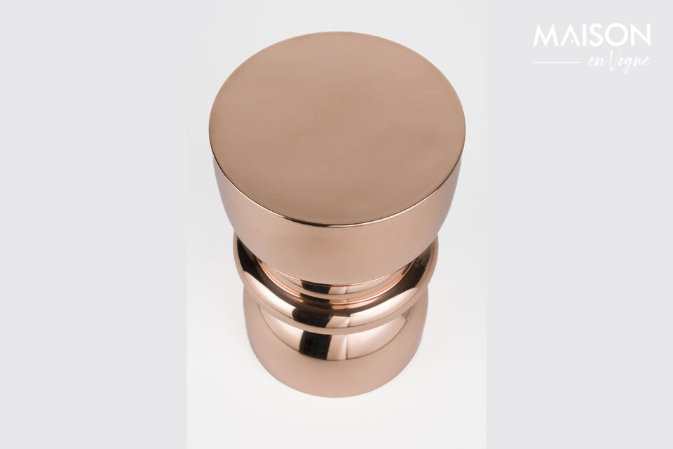 The Kinga side table combines a sculptural form with a high-gloss finish