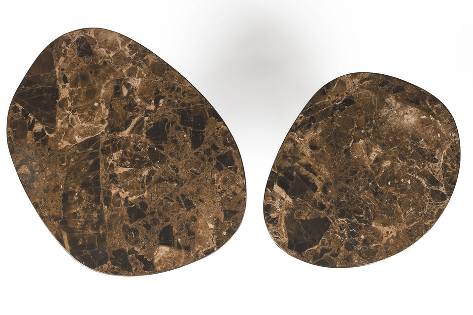 The dark colour of the tabletop also perfectly matches the dark shade of the mango wood