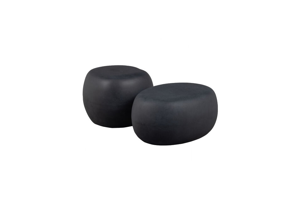 The table is made of concrete-look fibre clay with a dark, anthracite-coloured finish