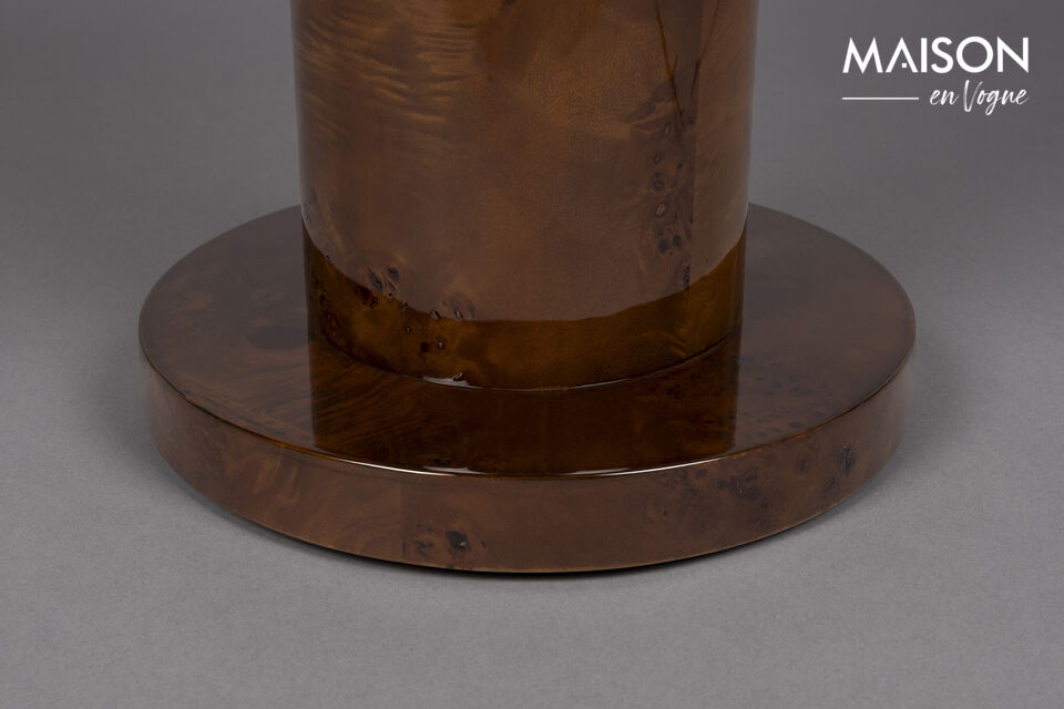 Combined with the high-gloss finish, it adds an eccentric touch that completes the retro vibe
