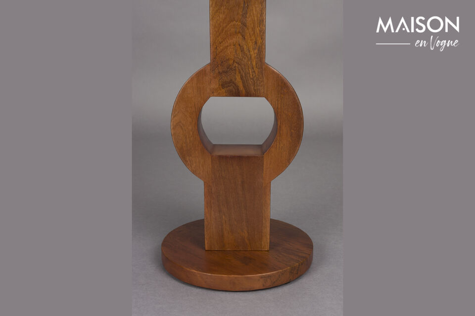 In addition, the shape of the table, due to the circle in the leg, is reminiscent of an antique key