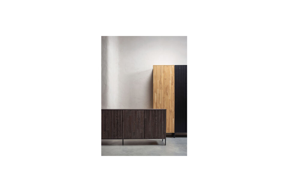 Gro&szlig;z&uuml;giges Sideboard mit grafisch gepr&auml;gten T&uuml;ren Hergestellt aus Eschenholz