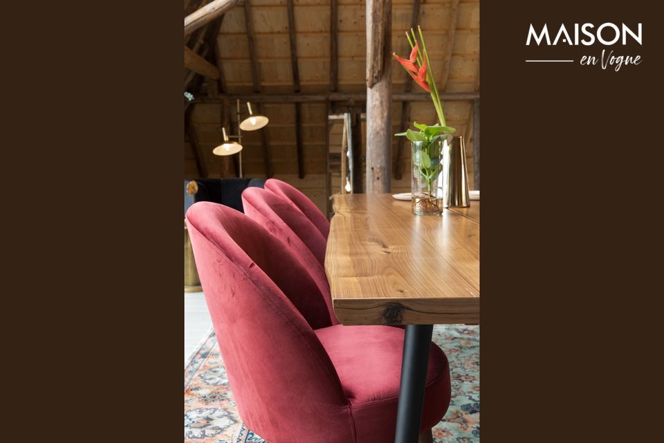 Una silla de terciopelo rojo muy bonita
