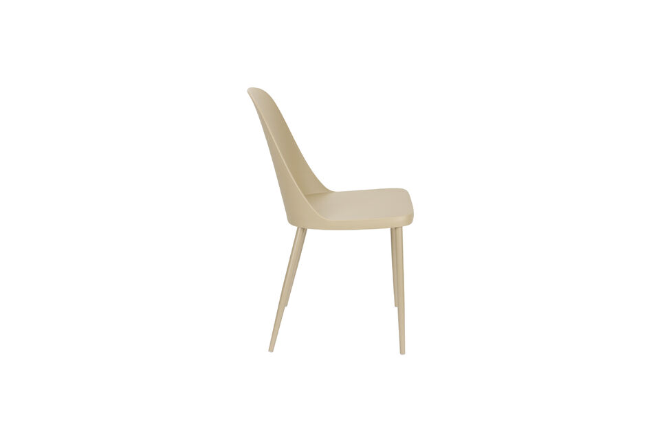 Una silla de cocina moderna con colores de tendencia