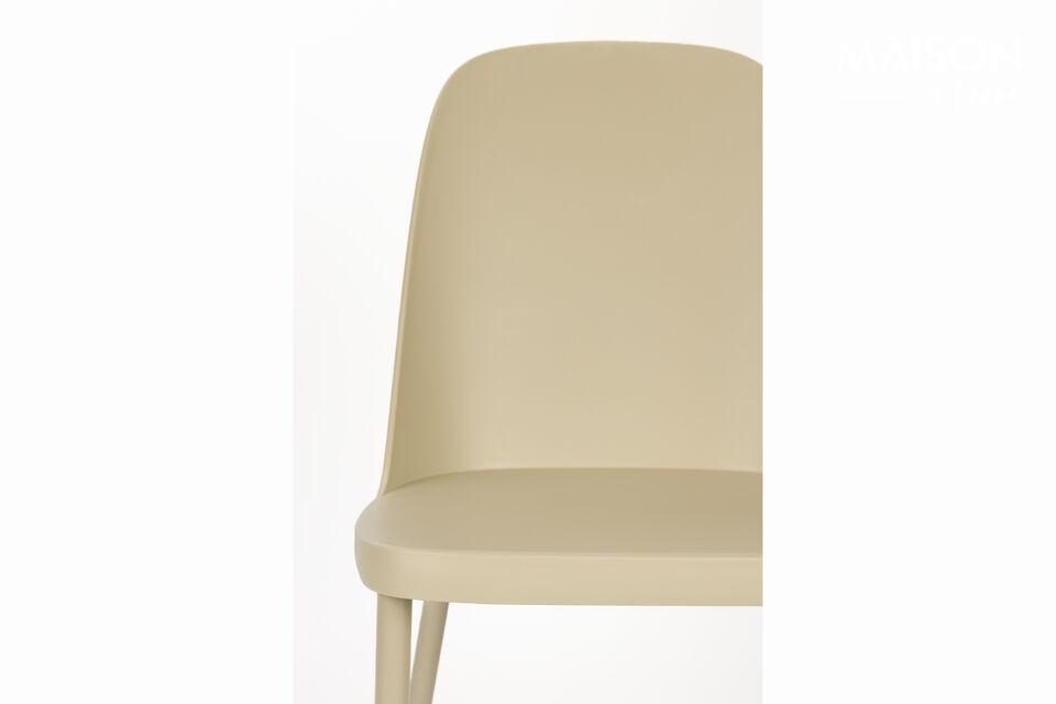 Esta silla monocolor tiene patas de metal resistentes