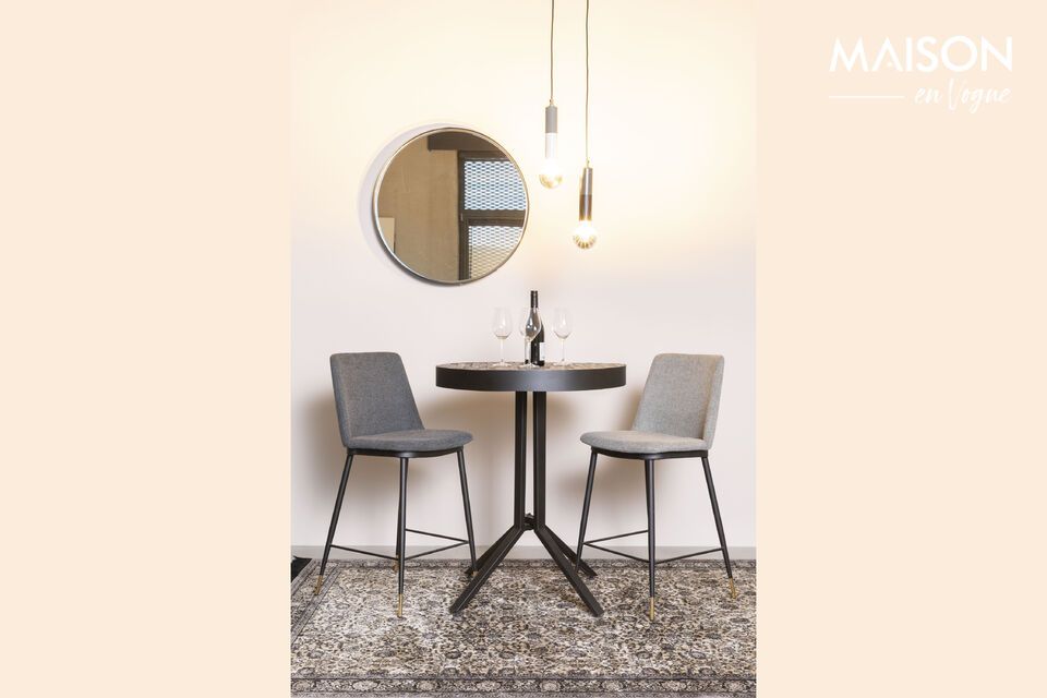 Con una altura de 95 cm, se adapta perfectamente a los mostradores de cocina o bares