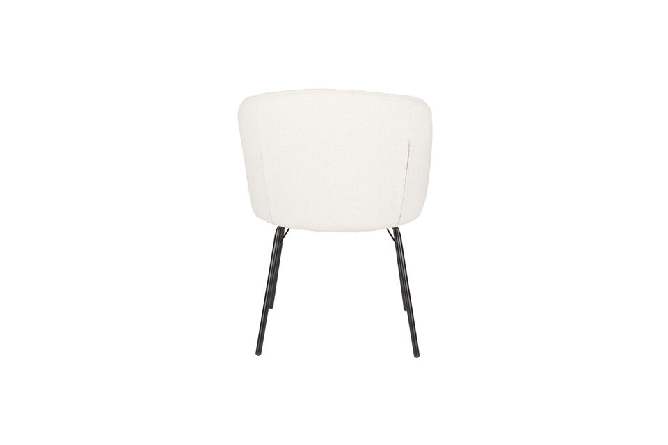Fabricada en tejido bouclé, esta silla irradia elegancia y calidad