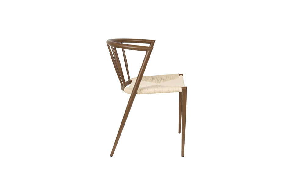 Con un asiento de cuerda natural y una estructura de aspecto madera en un elegante acabado marrón