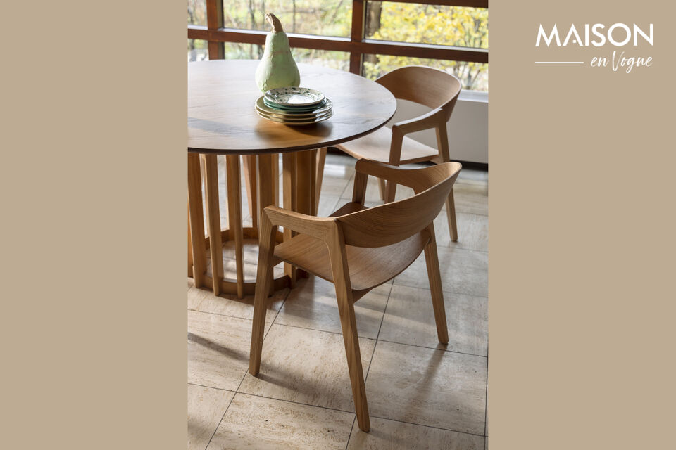 El respaldo de madera curvada se une a la perfección con el interior de los reposabrazos
