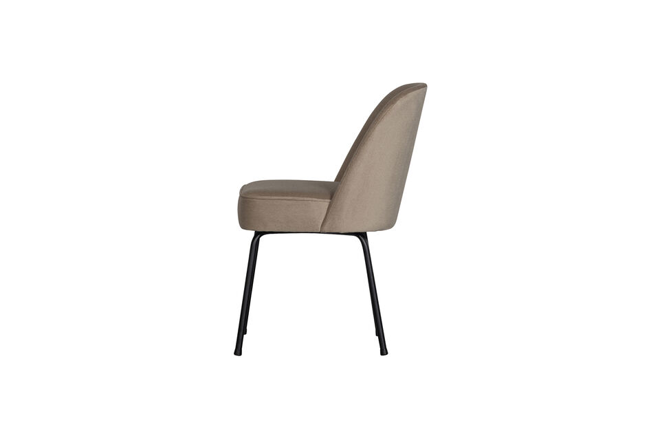 Su tejido suave y sus formas redondeadas y agradables convierten a esta silla chic en un elemento