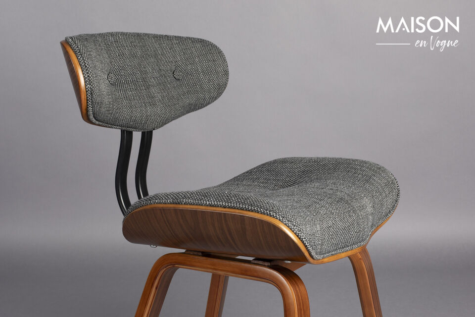 Y es que esta silla resulta muy cómoda gracias a su suave asiento acolchado de cuero sintético