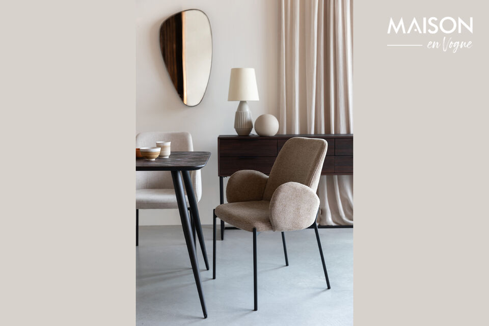 La silla Tjarda está fabricada con una estilizada estructura de metal negro y un asiento suave y