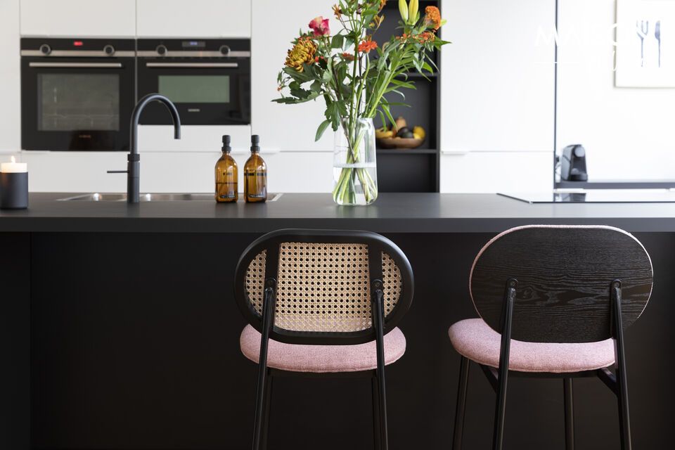 Descubra el delicado encanto y la suavidad de nuestra silla de mostrador de ratán y tela rosa Spike