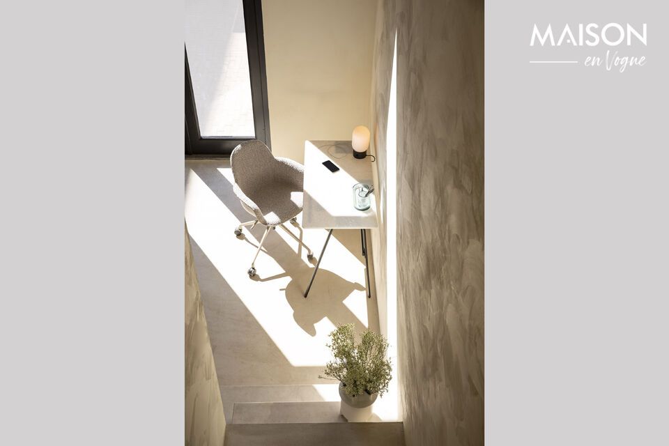 Su tono gris estándar complementa la decoración de cualquier oficina