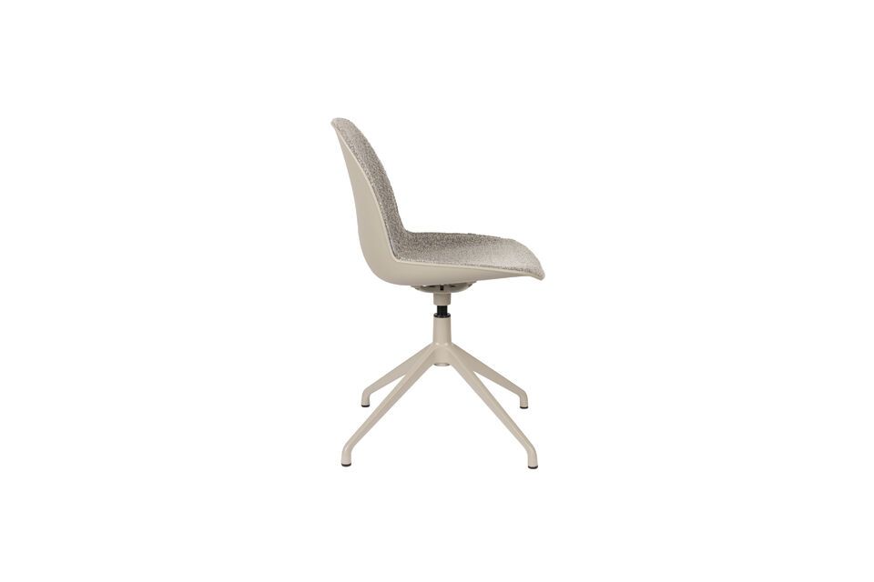 La silla Albert Kuip está disponible con o sin reposabrazos e incorpora una base giratoria para