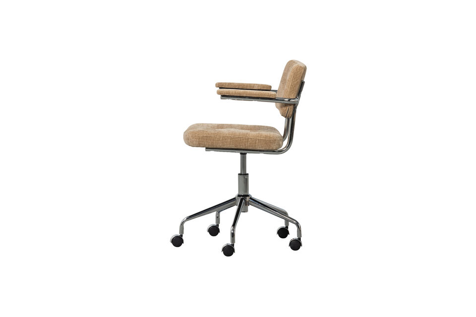 Está equipada con ruedas y una palanca para ajustar la altura del asiento