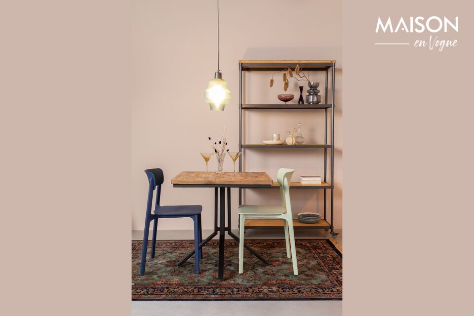 Descubra la silla de plástico azul Clive, una pieza práctica y con estilo para su hogar