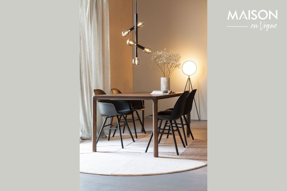 Su sobrio color negro combina armoniosamente con cualquier decoración contemporánea o clásica