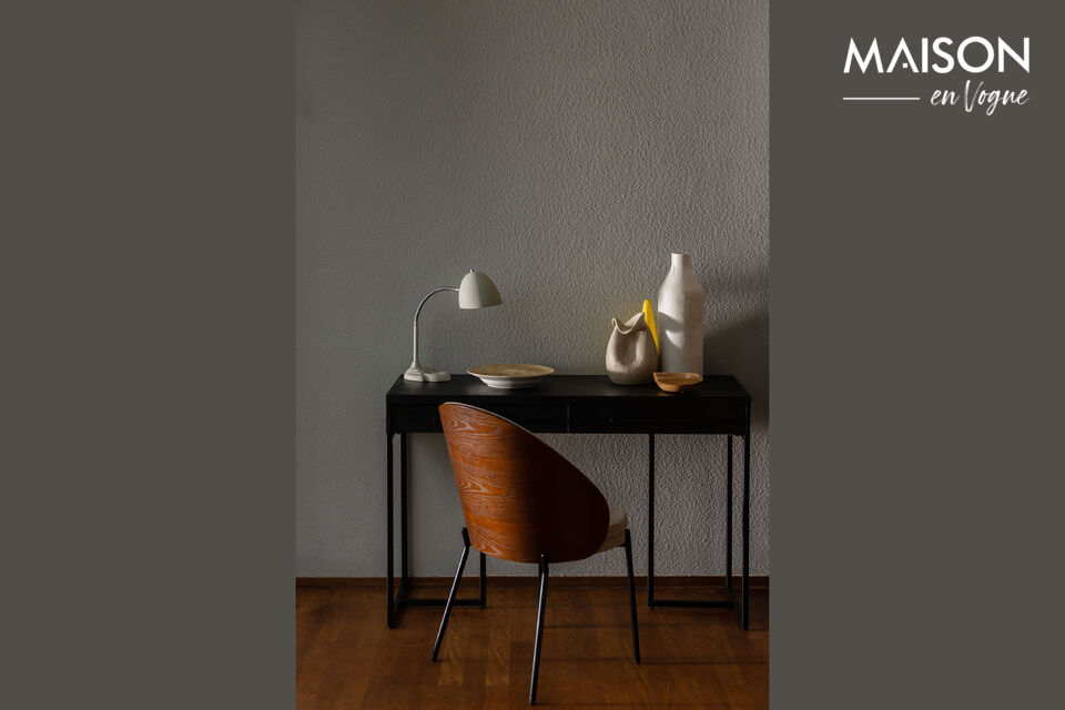 Tanto el sillón como la silla de comedor irradian pura calidad gracias a la combinación de la