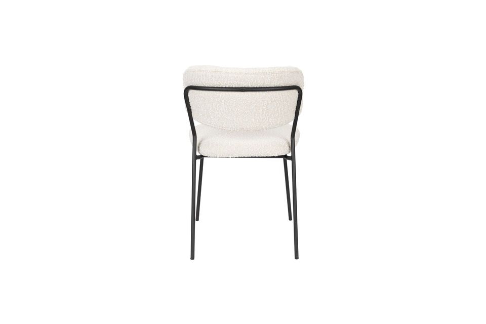 La longitud del asiento de 55 cm y la profundidad de 49 cm proporcionan un amplio espacio para una