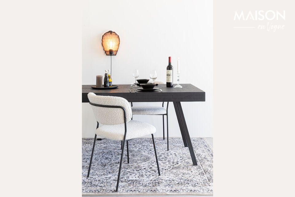 Comodidad y elegancia con nuestra silla de tela suave.