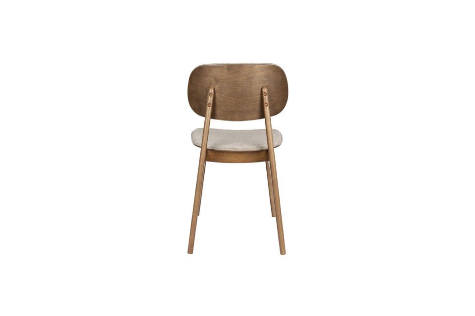 Esto crea un bonito contraste con el color claro del suave tejido que tapiza el asiento y el